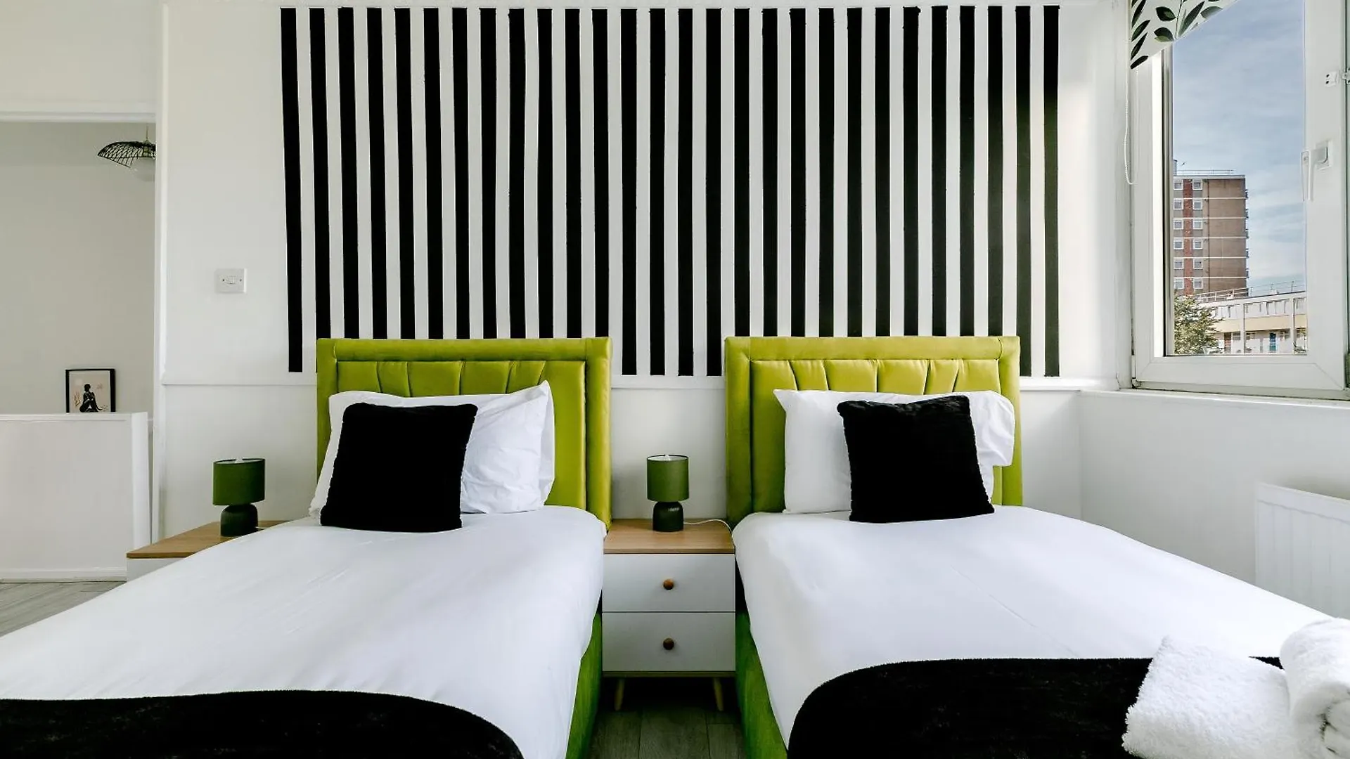 ロンドン3Br Off A13 , Sleeps 6, 2Mins To Langdon Dlr,Free Parkingアパートメント アパート