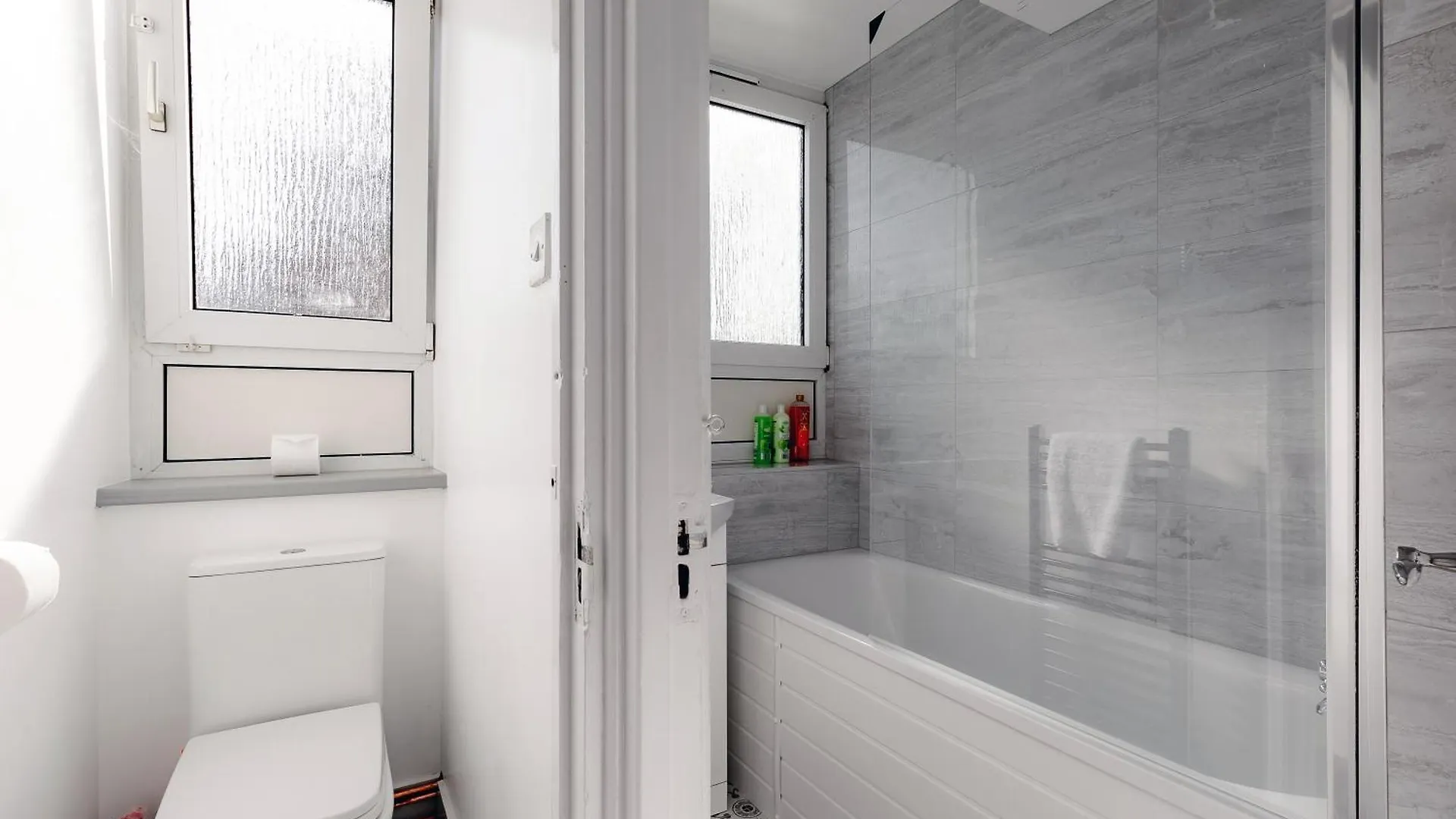 ロンドン3Br Off A13 , Sleeps 6, 2Mins To Langdon Dlr,Free Parkingアパートメント