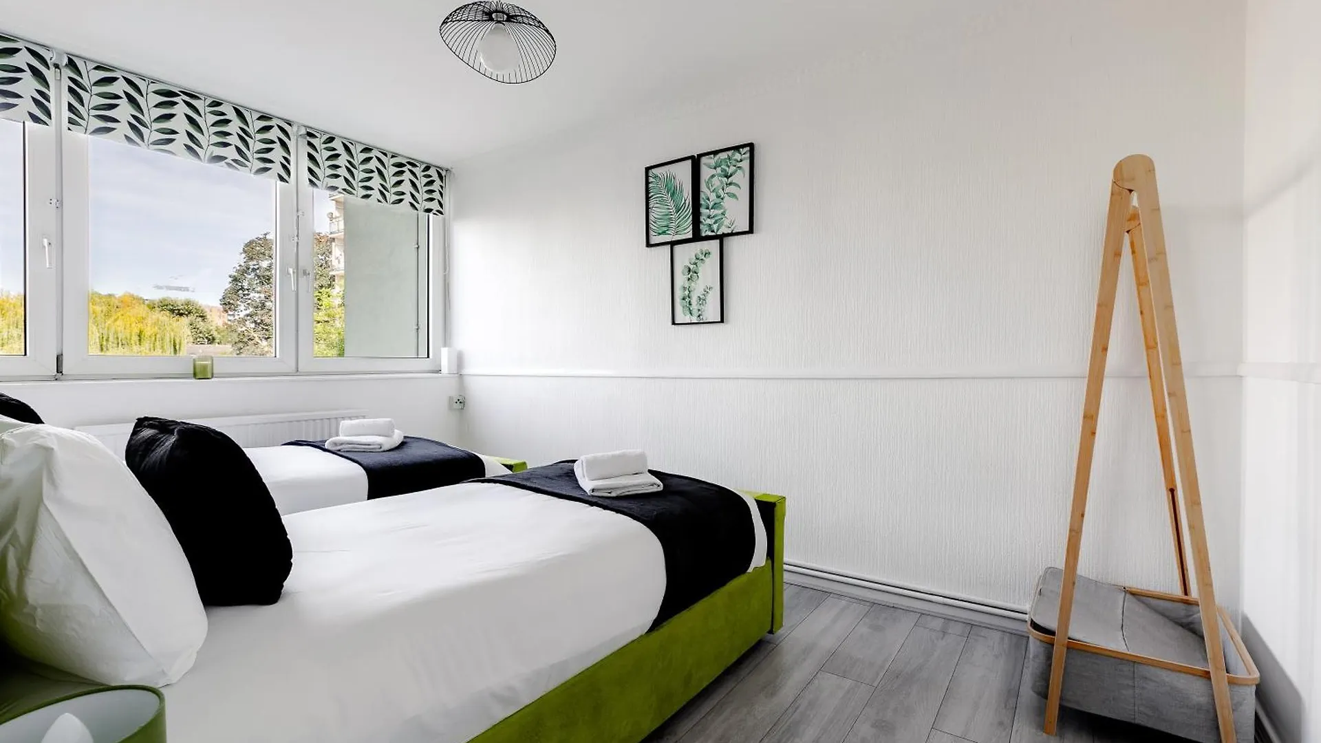 ロンドン3Br Off A13 , Sleeps 6, 2Mins To Langdon Dlr,Free Parkingアパートメント 0*, ロンドン