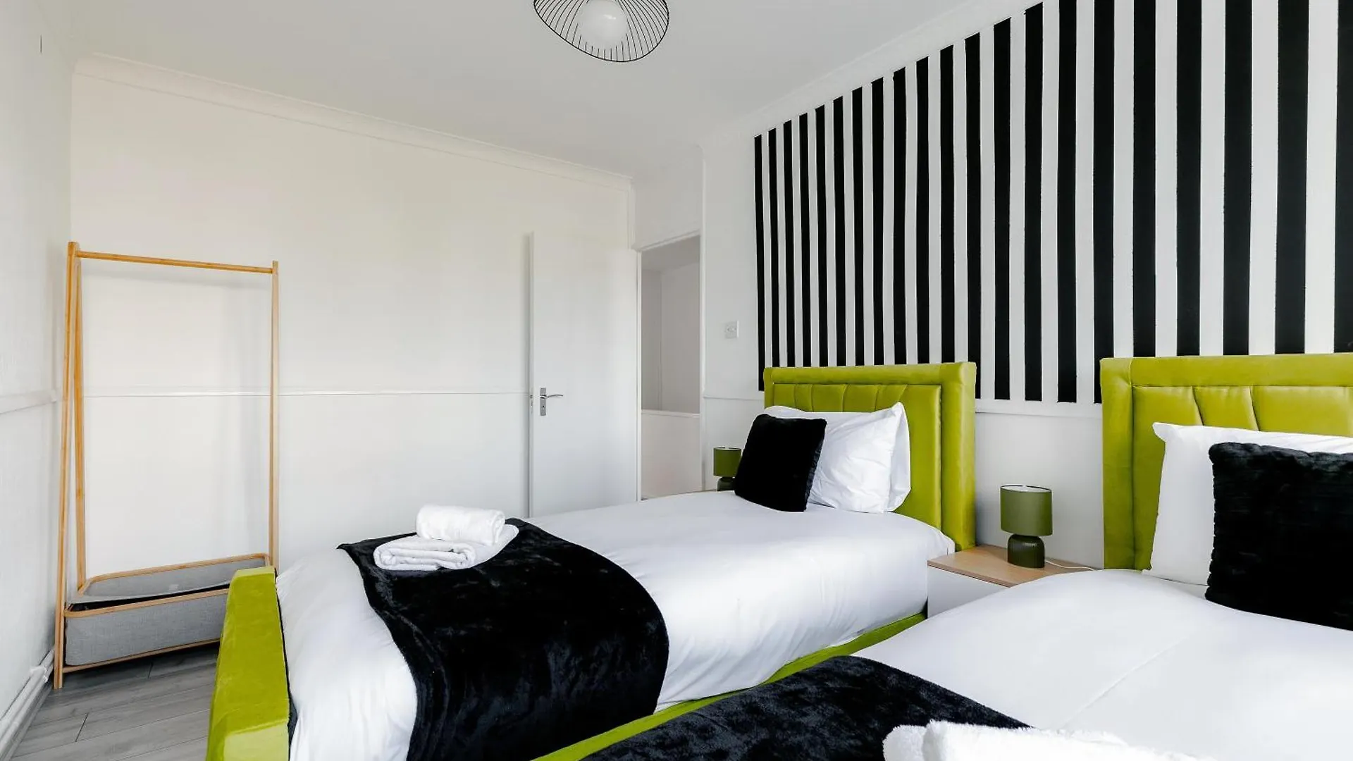 3Br Off A13 , Sleeps 6, 2Mins To Langdon Dlr,Free Parking Apartment London 0*,  United Kingdom
