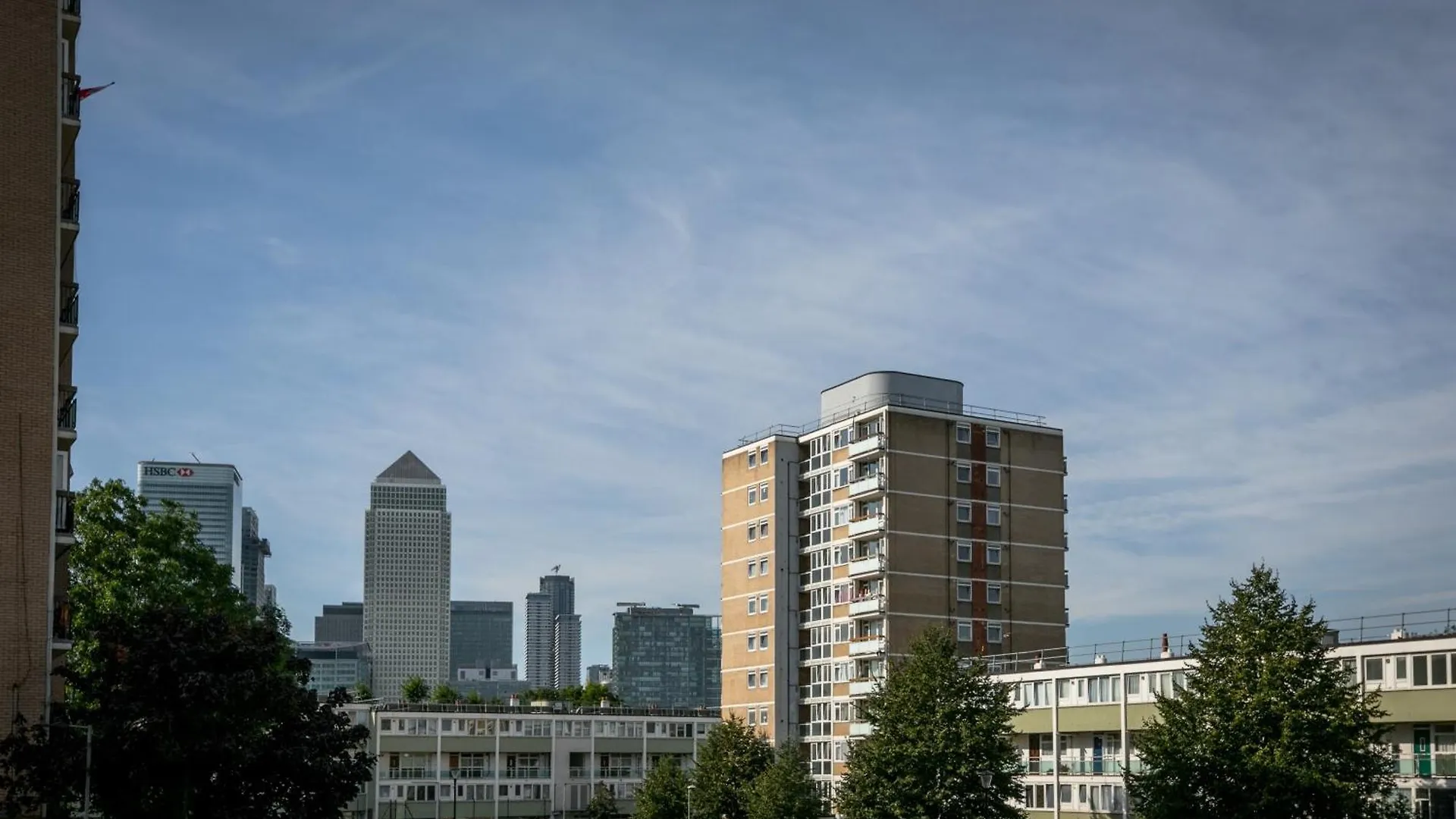 3Br Off A13 , Sleeps 6, 2Mins To Langdon Dlr,Free Parking Apartment London 0*,