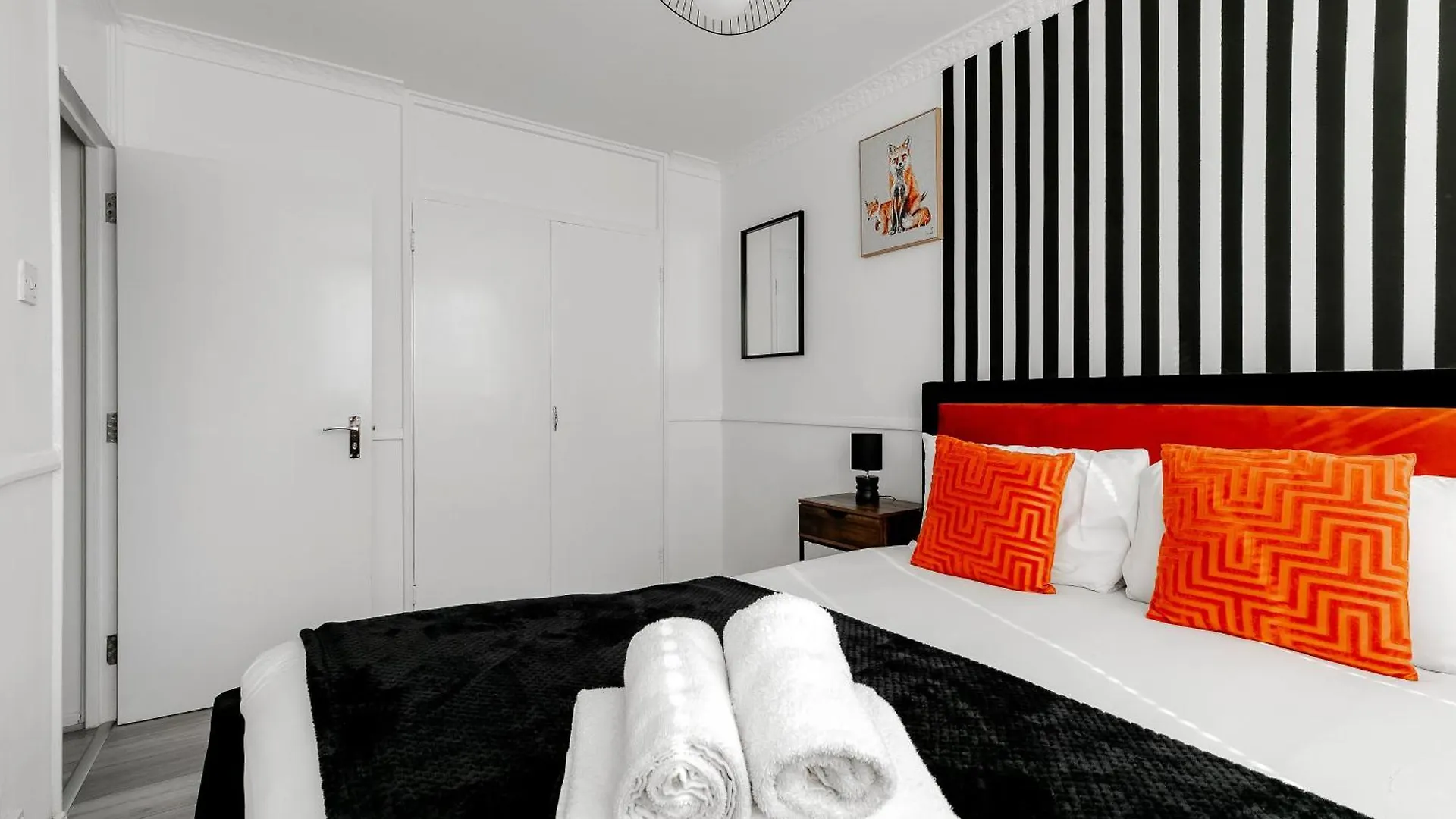 3Br Off A13 , Sleeps 6, 2Mins To Langdon Dlr,Free Parking Apartment London